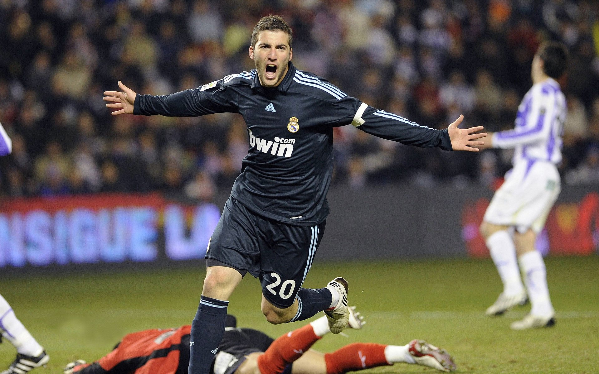 赛道上的孤勇者，武切维奇在F1年度争冠之夜的扛鼎之战